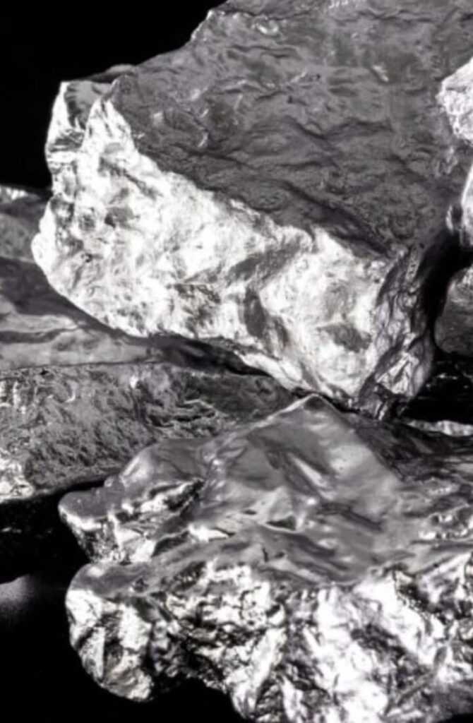 Ein Ausschnitt von einem silebrnen Industriemetall.