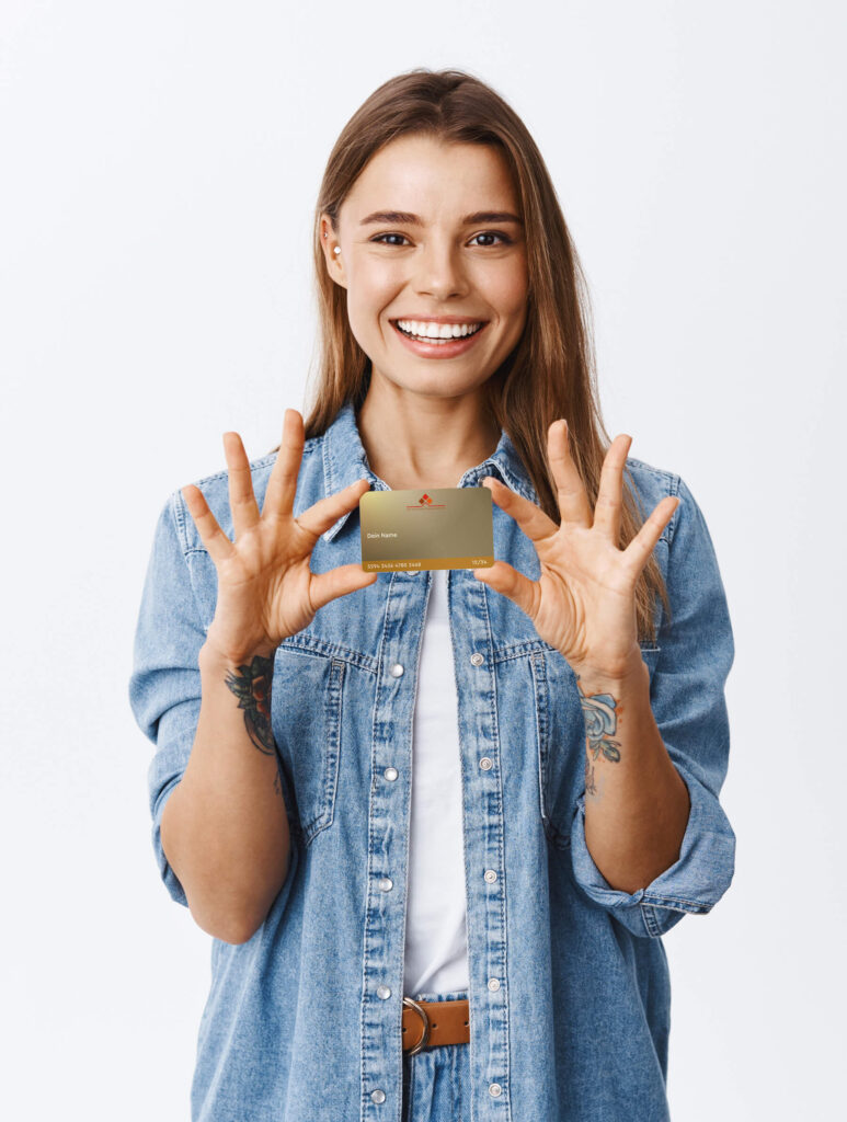 Eine Frau lacht in die Kamera und hält die Vorteilskarte Gold in den Händen.